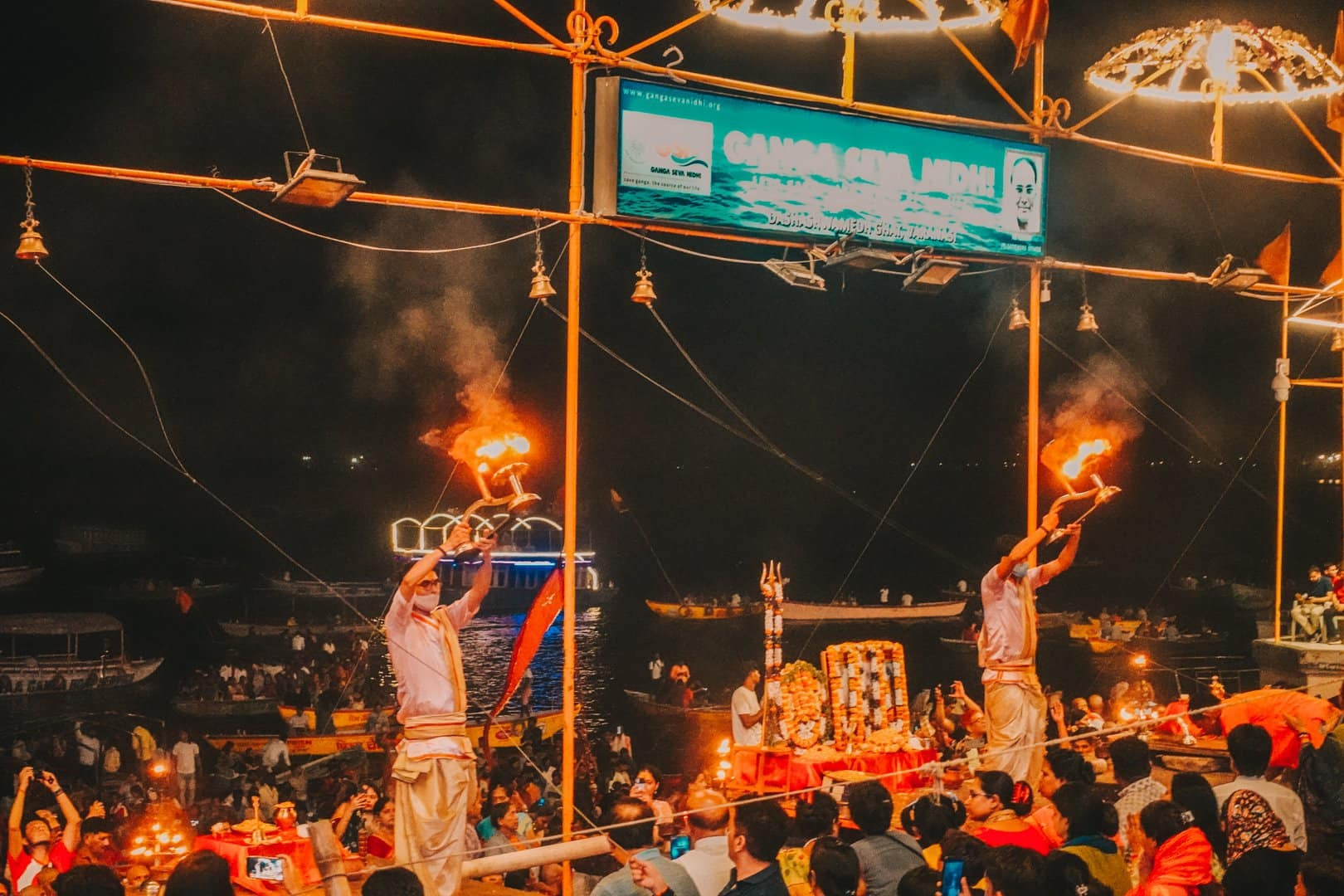 Cô gái Việt kể lúc 'lạnh sống lưng' xem cảnh hỏa táng trên sông thiêng