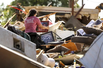 Lốc xoáy hoành hành ở Mỹ, hàng trăm ngôi nhà bị phá hủy