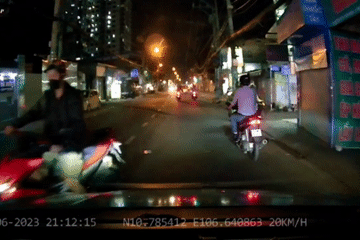 Người phụ nữ đi xe máy gặp nạn khi cố vượt ô tô con trên phố