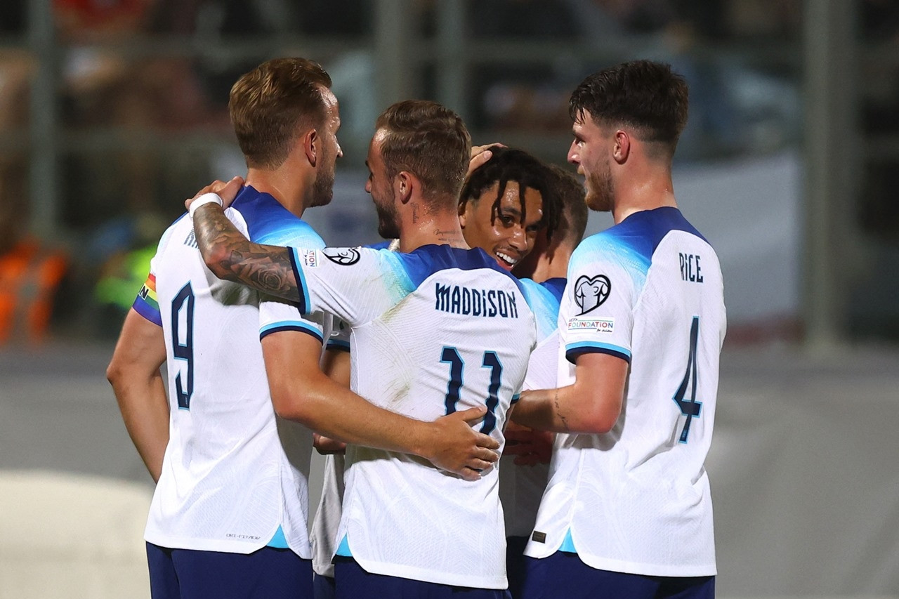 Thắng '4 sao', tuyển Anh xây chắc ngôi đầu