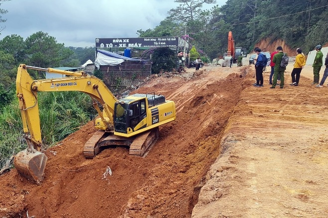 Thi công đèo Prenn ở Đà Lạt, hai công nhân bị vùi lấp thương vong