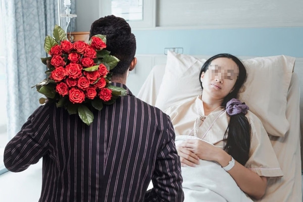Vợ hoàn thành tâm nguyện cho mối tình đầu của chồng đang mắc ung thư