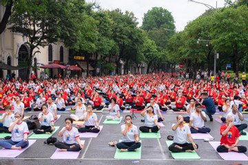 Hơn 1.000 người hưởng ứng Festival chào mừng ngày Quốc tế Yoga
