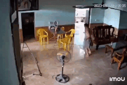 Bật dậy sau giấc mơ trưa, người đàn ông tá hỏa thấy xe tải 7 tấn lao vào nhà