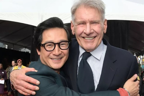 Diễn viên gốc Việt thắng Oscar ôm chặt tài tử Harrison Ford trên thảm đỏ