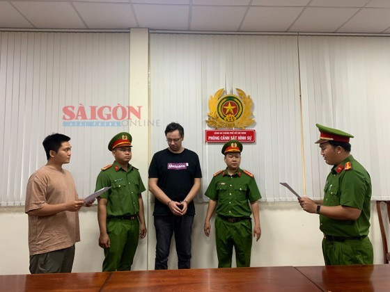 Foreigner arrested for lending services with interest of over 1,300 percent ảnh 1