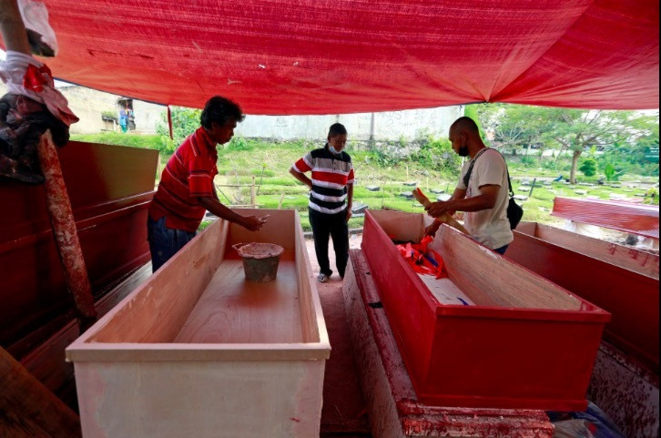 Thợ đóng quan tài Indonesia làm không ngơi tay vì Covid-19