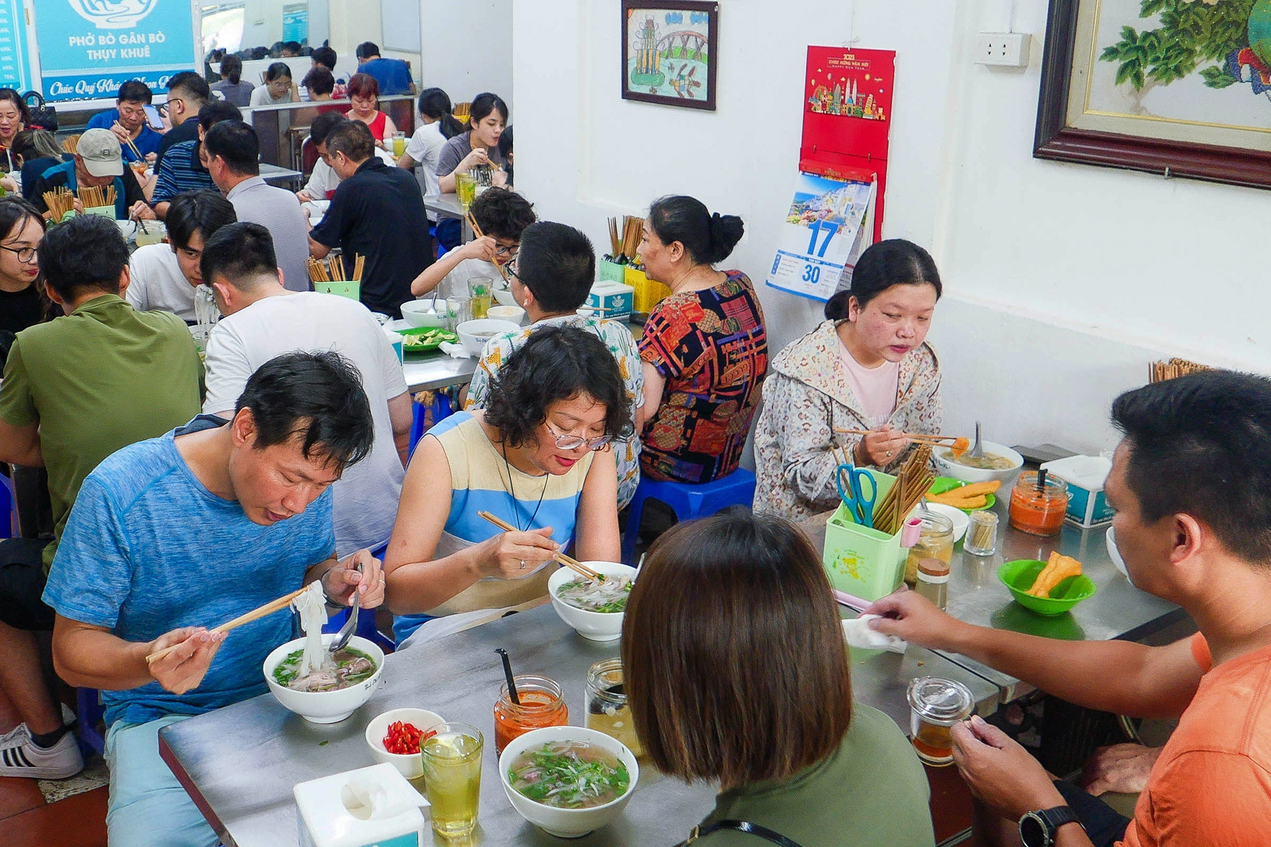 Quán phở 33 năm ở Hà Nội có món gân bò 'hiếm thấy', nước dùng ninh 21 tiếng
