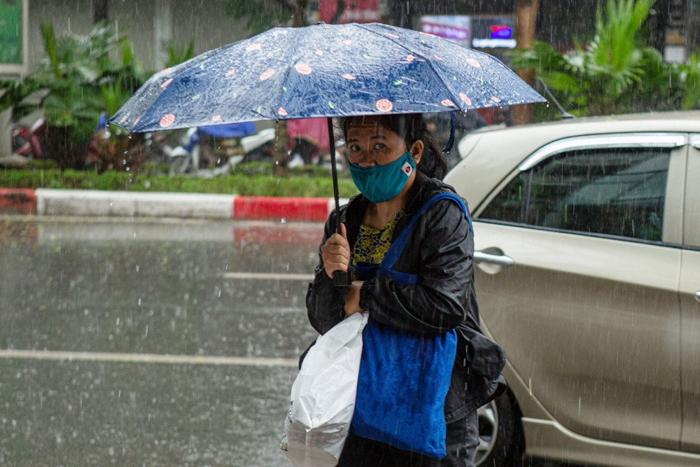Thời tiết Hà Nội 10 ngày tới: Nắng nóng gián đoạn, cuối tuần mưa to dịu mát