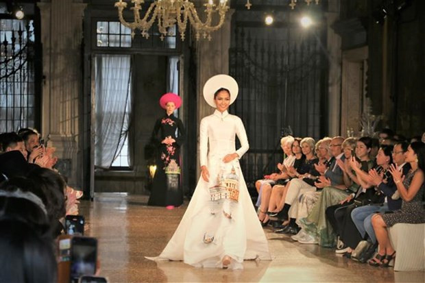 Vietnamese designer’s fashion show impresses audience in Venice hinh anh 1