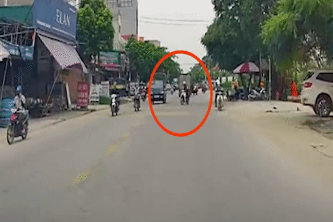 Xe máy đâm vào thân xe tải do sang đường không quan sát