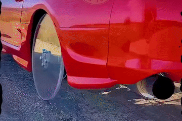 Xem các 'kỹ sư Tiktok' gắn lốp thuỷ tinh cho xe thể thao Toyota Supra