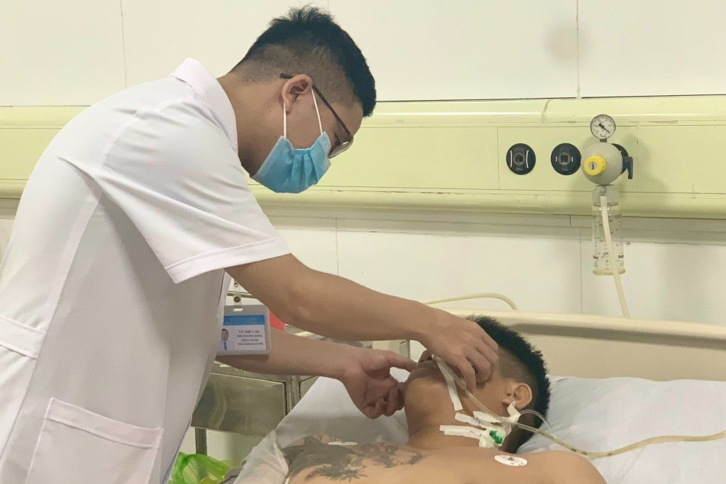 Kích hoạt báo động đỏ cứu nam thanh niên suýt chết sau cú ngã từ trên cao