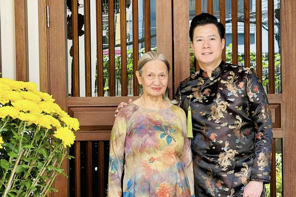 Điều ít biết về người phụ nữ được Quang Dũng báo hiếu cả biệt thự 400 tỷ đồng