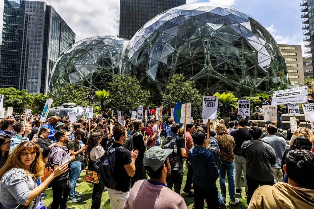 Nhân viên Amazon biểu tình phản đối quay lại văn phòng