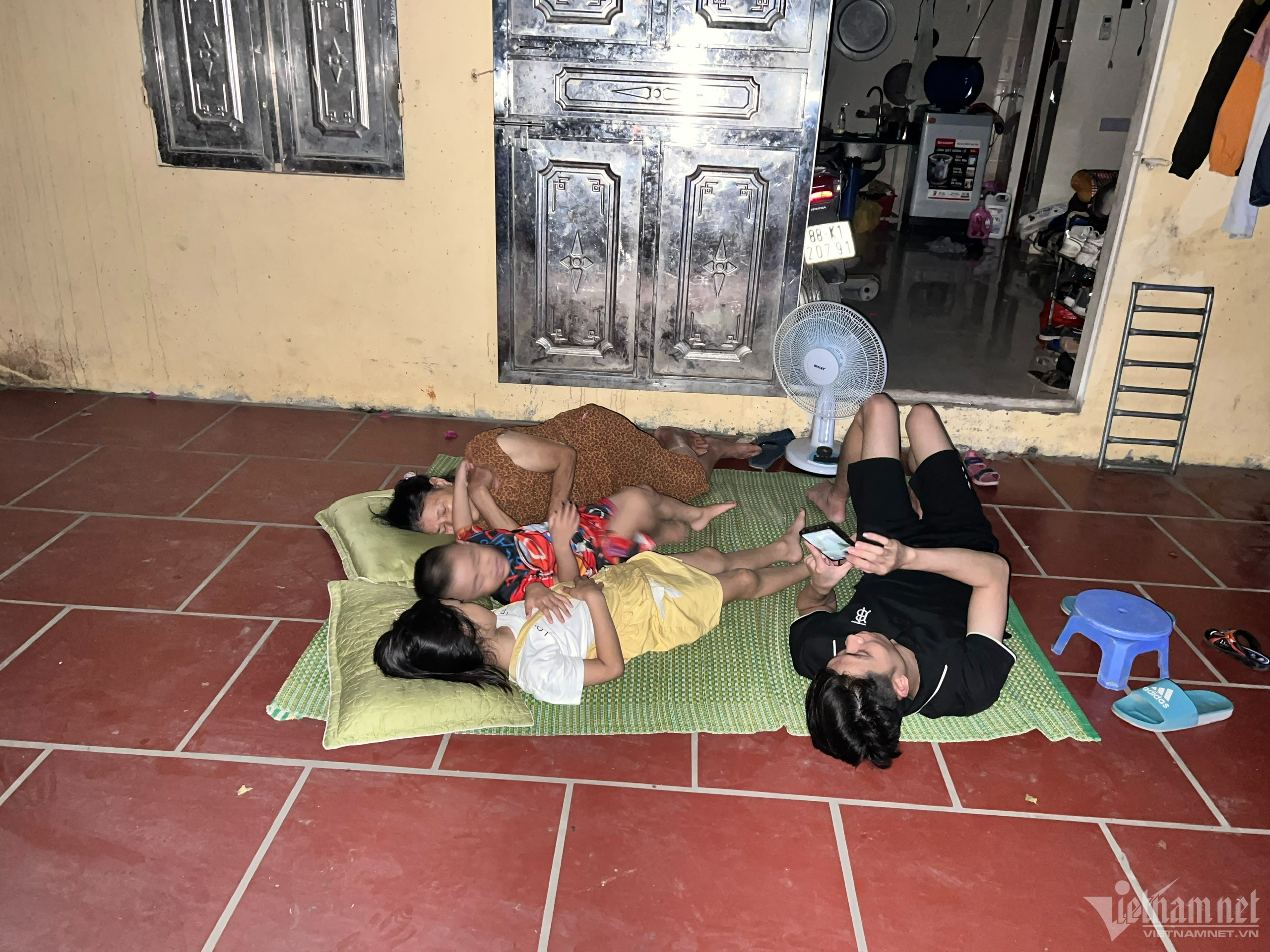 Nóng thiêu đốt lại mất điện, đêm khó ngủ của người dân ngoại thành Hà Nội