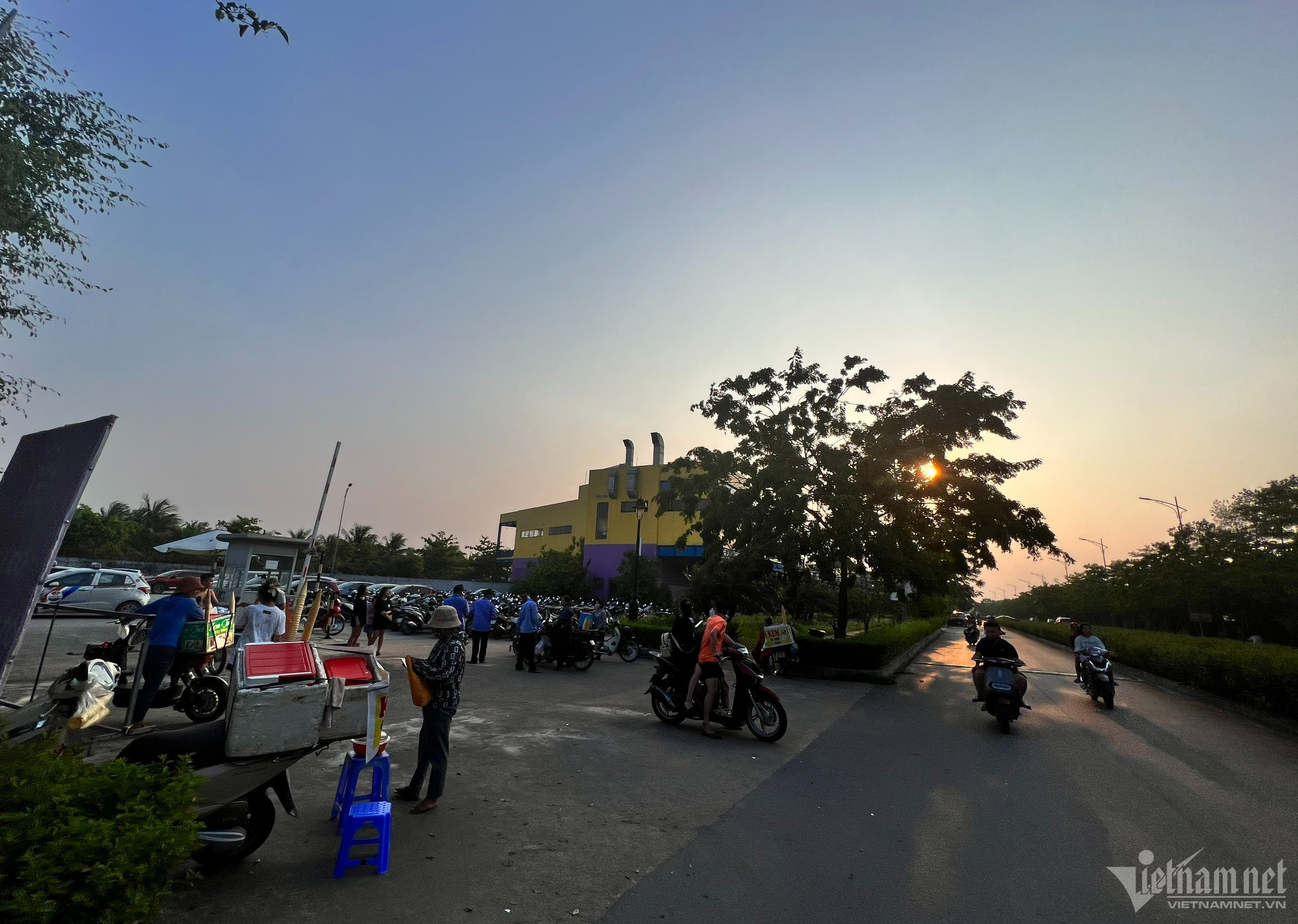 Nóng thiêu đốt lại mất điện, đêm khó ngủ của người dân ngoại thành Hà Nội