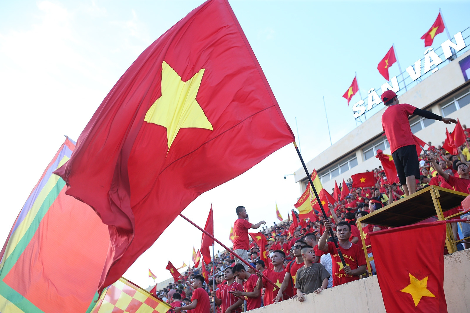 CĐV Nam Định 'đại  náo' sân Thiên Trường tiếp lửa tuyển Việt Nam