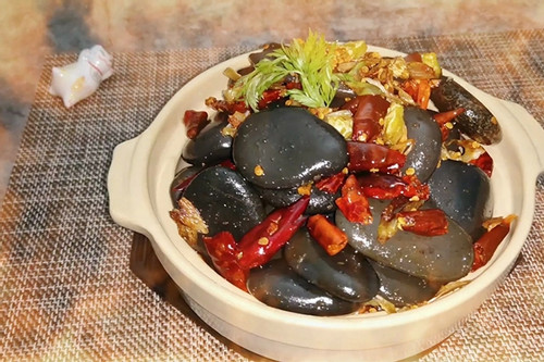 Đá cuội xào: Món ăn đường phố có lịch sử trăm năm được yêu thích ở Trung Quốc