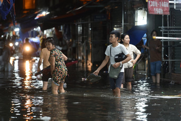 Mưa lớn khiến nhiều phố Hà Nội ngập úng, người dân bì bõm lội nước
