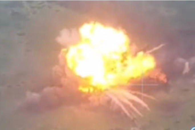 Video Nga dùng xe tăng cảm tử tấn công quân Ukraine