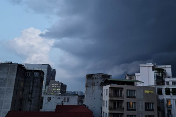 Cảnh báo mưa lớn, giông lốc ở Hà Nội