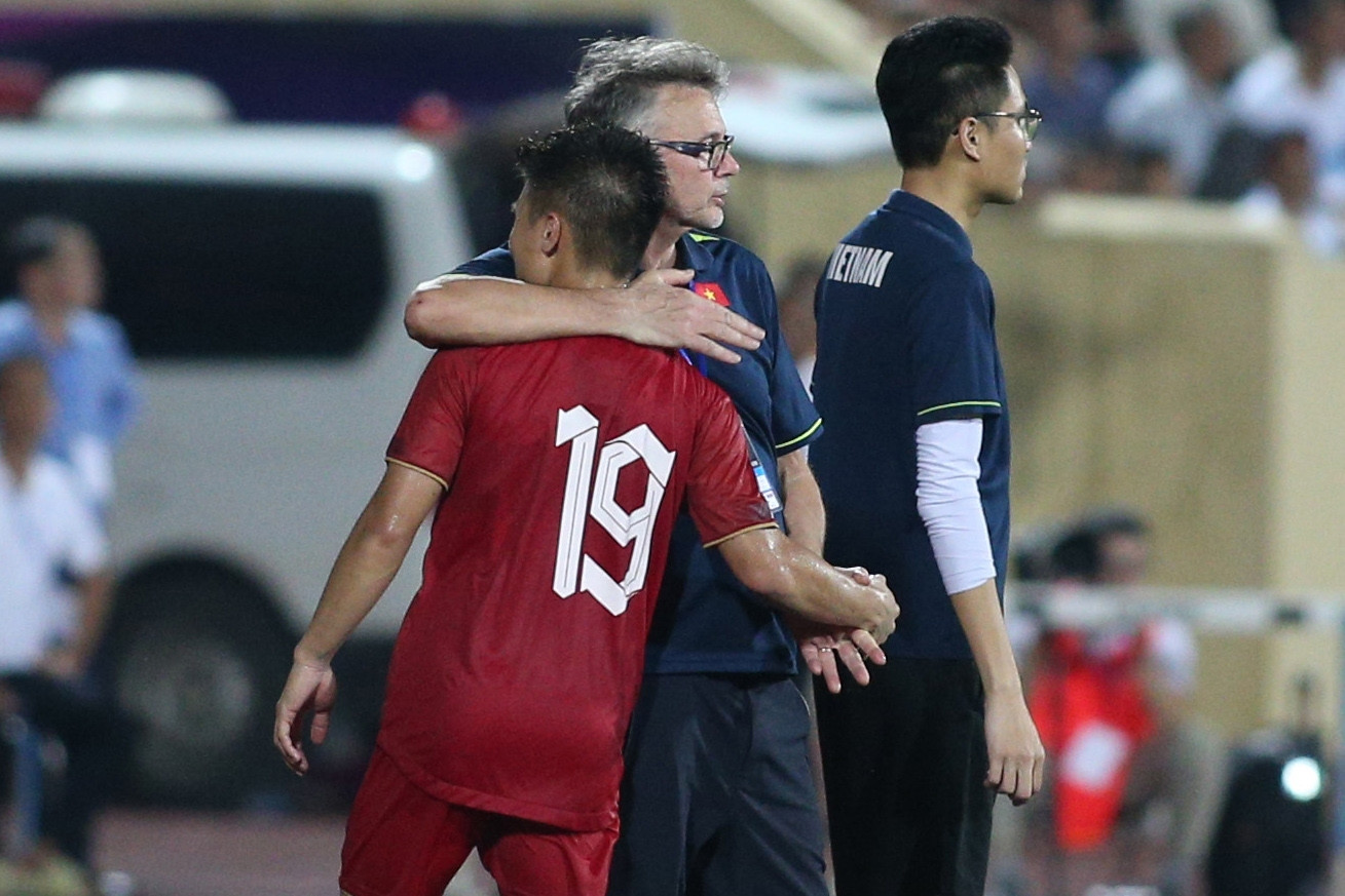 HLV Philippe Troussier và cái ôm chặt với Quang Hải