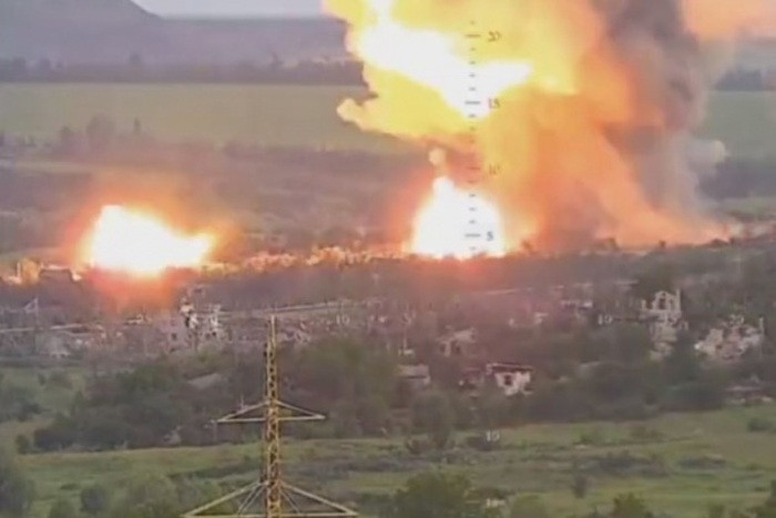 Khoảnh khắc Nga dùng đạn nhiệt áp tấn công các mục tiêu Ukraine ở Avdiivka