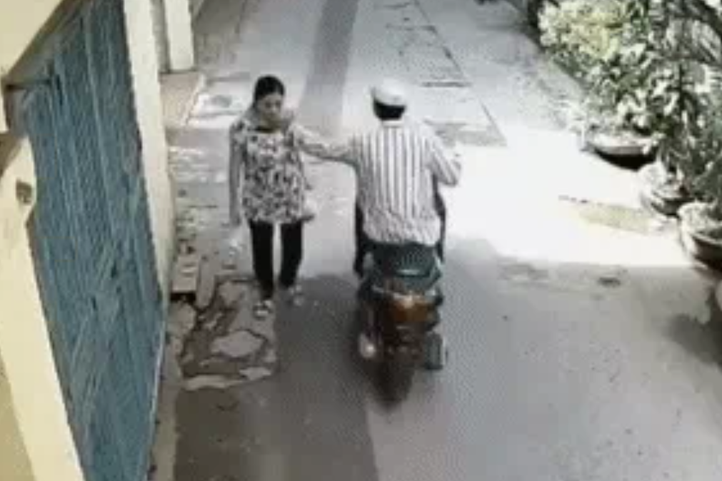 Người phụ nữ ngã văng xuống đường khi bị cướp ở Hà Nội