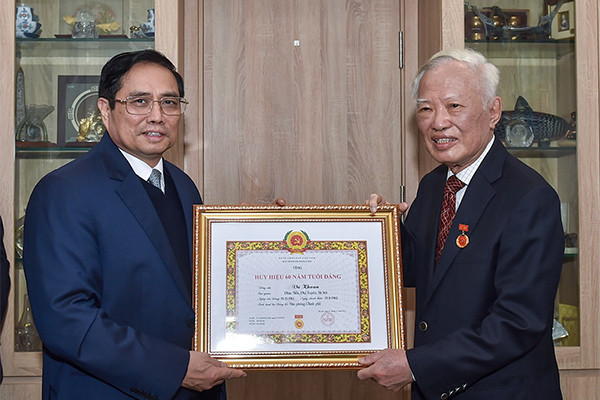 Thủ tướng trao Huy hiệu 60 năm tuổi Đảng tặng ông Vũ Khoan