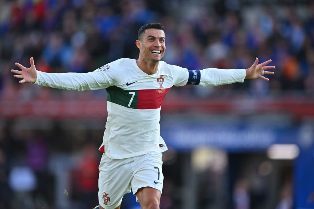 Ronaldo tỏa sáng trong ngày lịch sử, Bồ Đào Nha hạ Iceland