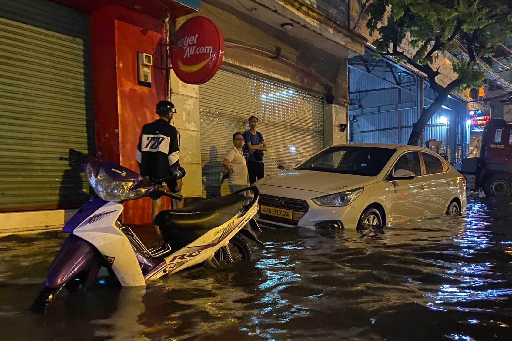 Mưa giông sét đánh dữ dội, TP.HCM ngập nặng ở khắp nơi