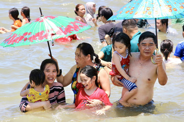 Người dân Bình Định đổ xô tắm biển giữa trưa Tết Đoan Ngọ