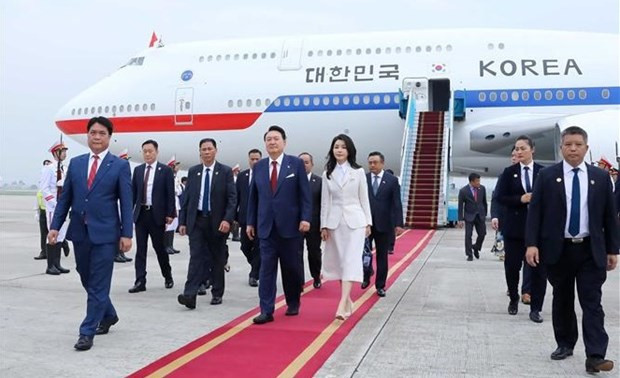 RoK President arrives in Hanoi, starting State visit to Vietnam hinh anh 1