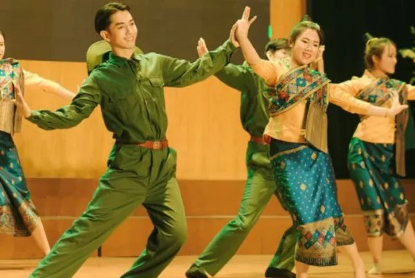 Student from Laos falls in love with Vietnamese dance