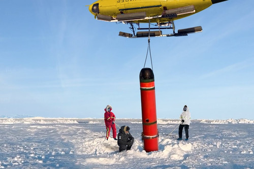 Xem Mỹ đưa tàu ngầm, ngư lôi mắc kẹt dưới băng lên khỏi mặt nước