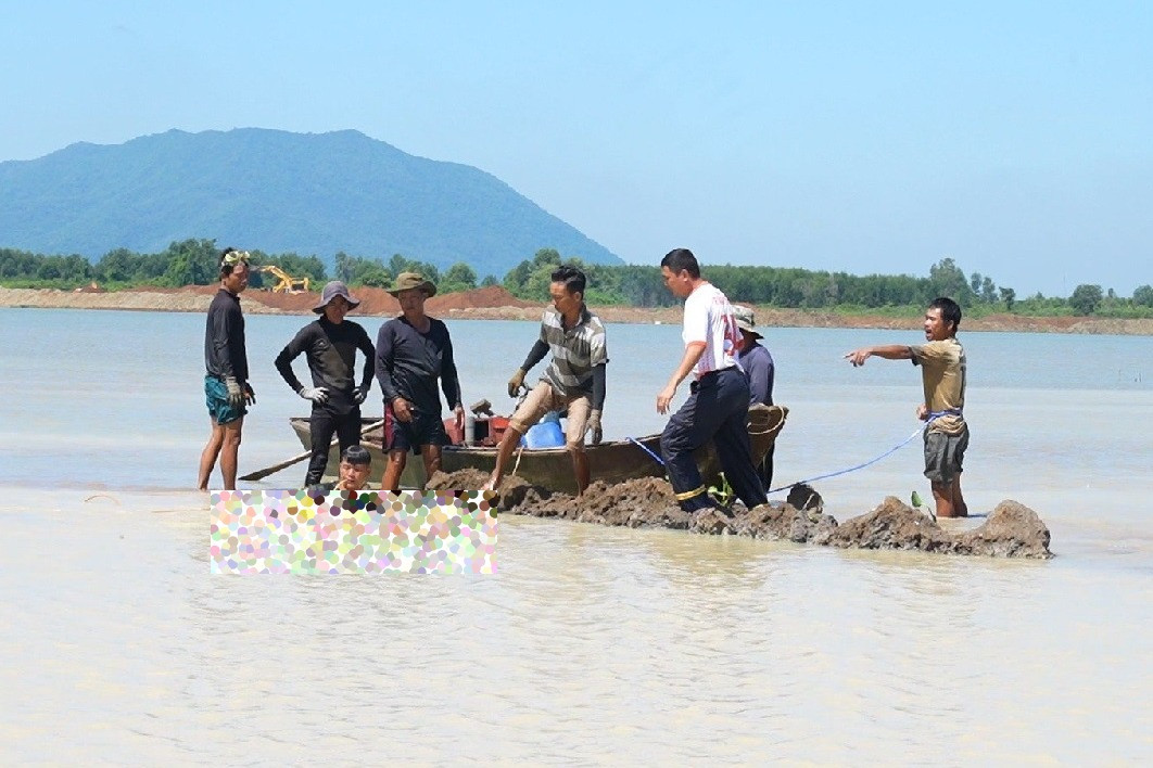 Cha dượng và 2 con tử vong dưới hồ Đá Đen