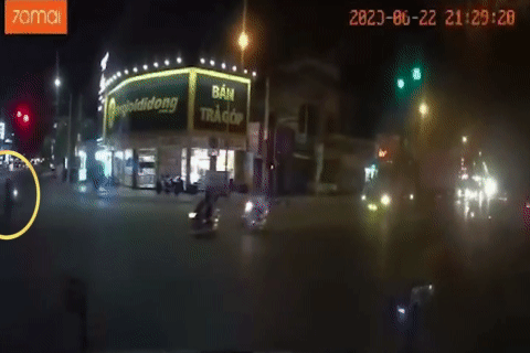 Đôi nam nữ vượt đèn đỏ tông trực diện vào xe máy chở 3 khác