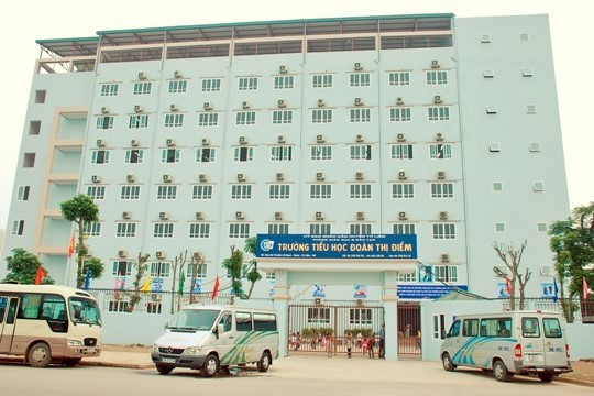 Trường tiểu học bỏ quên học sinh lớp 3 trên xe đưa đón