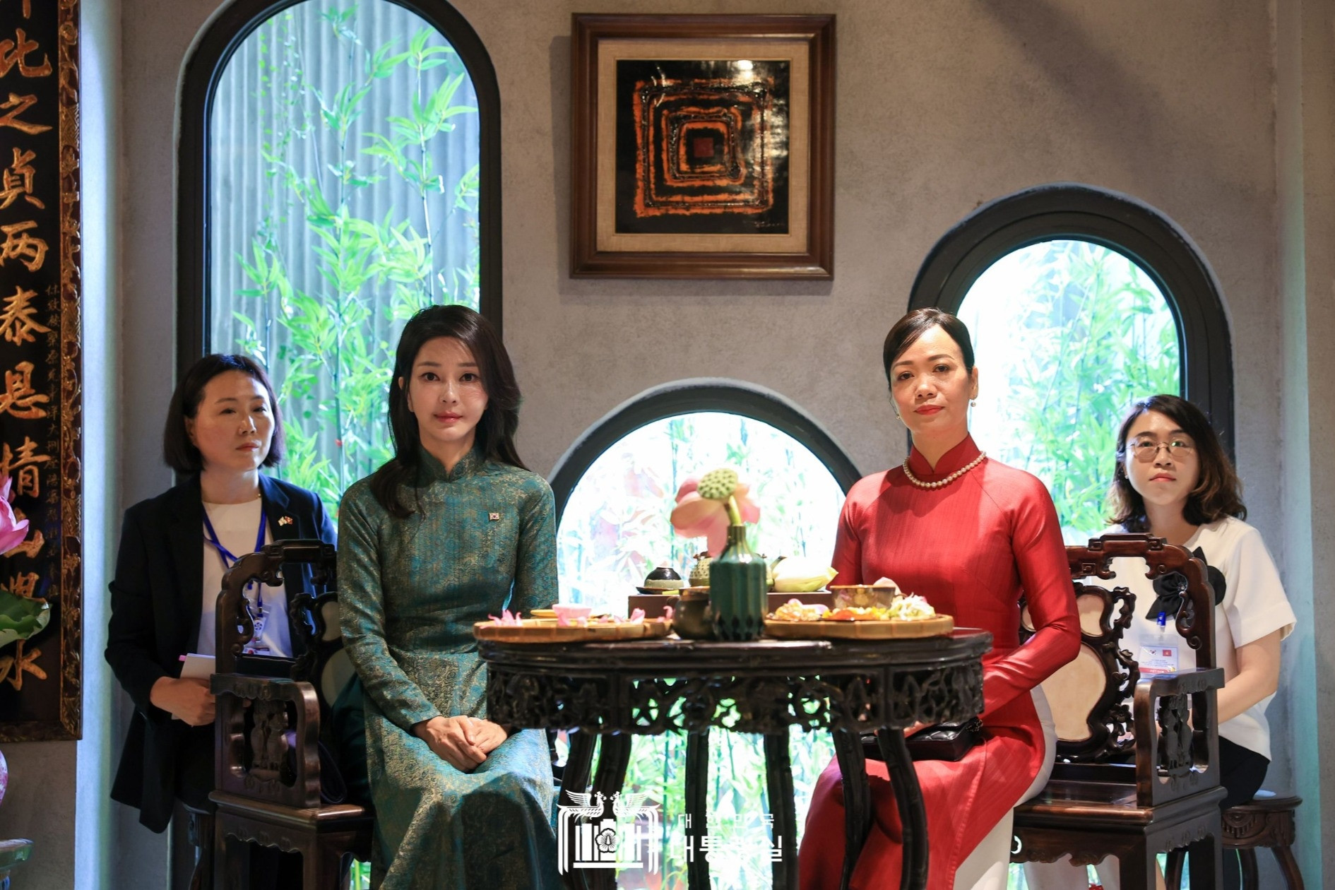 Phu nhân Chủ tịch nước, phu nhân Tổng thống Hàn Quốc thưởng trà, xem diễn áo dài
