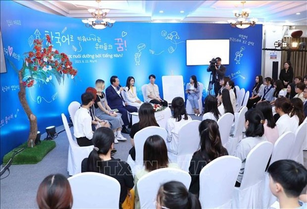 RoK President talks to Hanoi students hinh anh 1