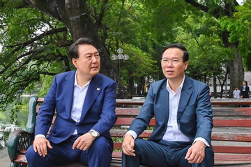 Chủ tịch nước và Tổng thống Hàn Quốc cùng hai phu nhân ăn sáng, dạo phố đi bộ