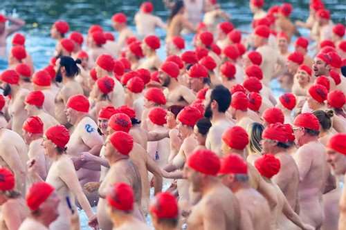 Hơn 2.000 người Australia khỏa thân tắm sông giữa trời lạnh 3 độ C