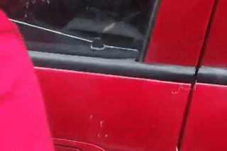 Mở cửa ô tô bị quên chìa khoá chỉ bằng một sợi dây