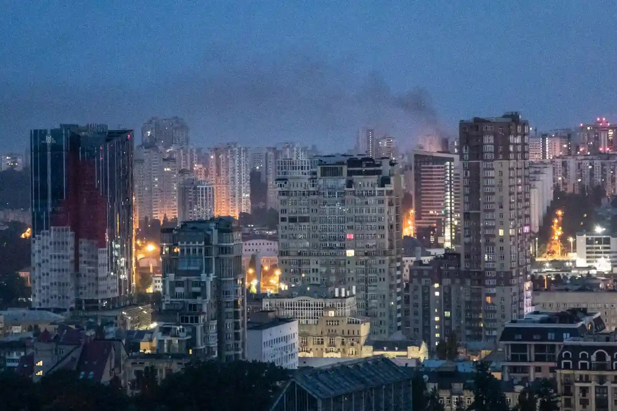 Nhiều vùng Ukraine hứng ‘mưa tên lửa’, Chechnya muốn giúp Nga xử lý vụ Wagner