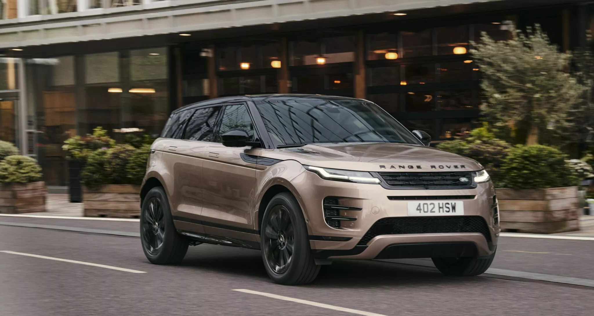 Range Rover Evoque 2024 ra mắt, thêm nhiều trang bị và tăng giá