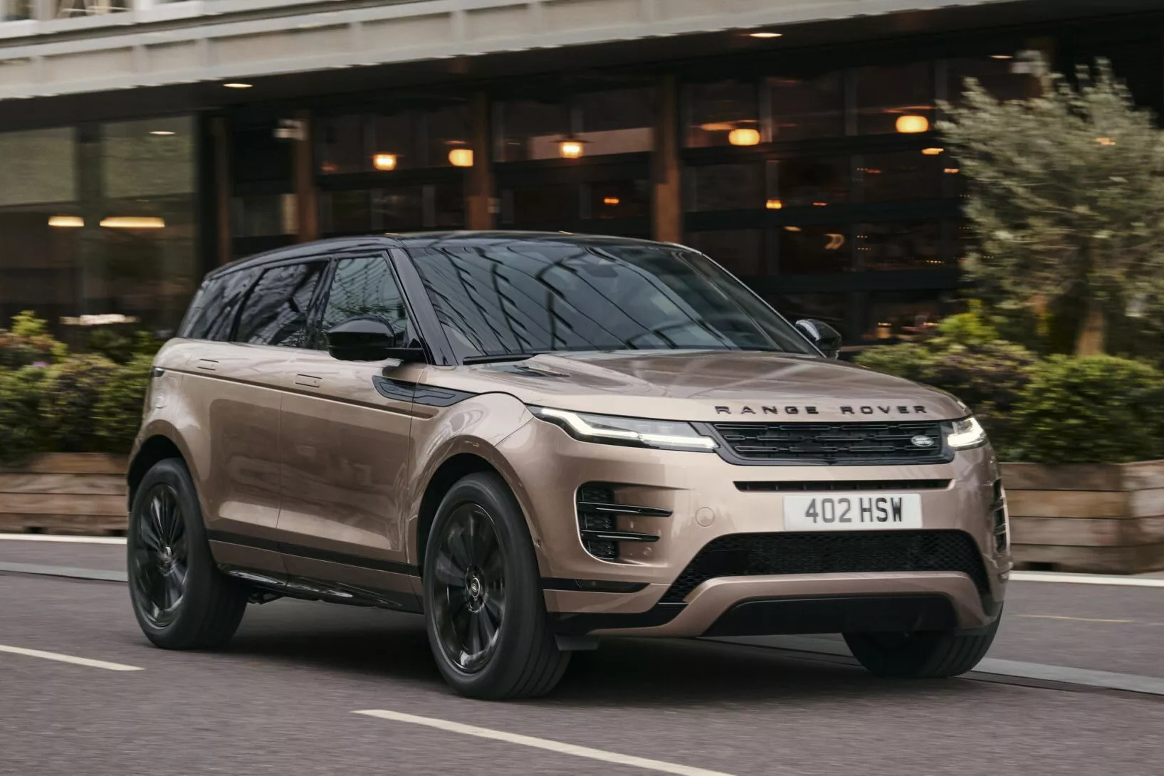 Range Rover Evoque 2024 ra mắt, thêm nhiều trang bị và tăng giá