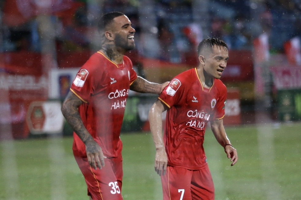 CAHN chào đón Quang Hải bằng chiến thắng 4-2 và ngôi đầu V-League