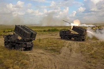 Video pháo binh Ukraine phá hủy tổ hợp rải mìn từ xa của Nga