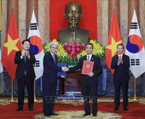 Vietnam, RoK exchange 17 cooperation documents hinh anh 1